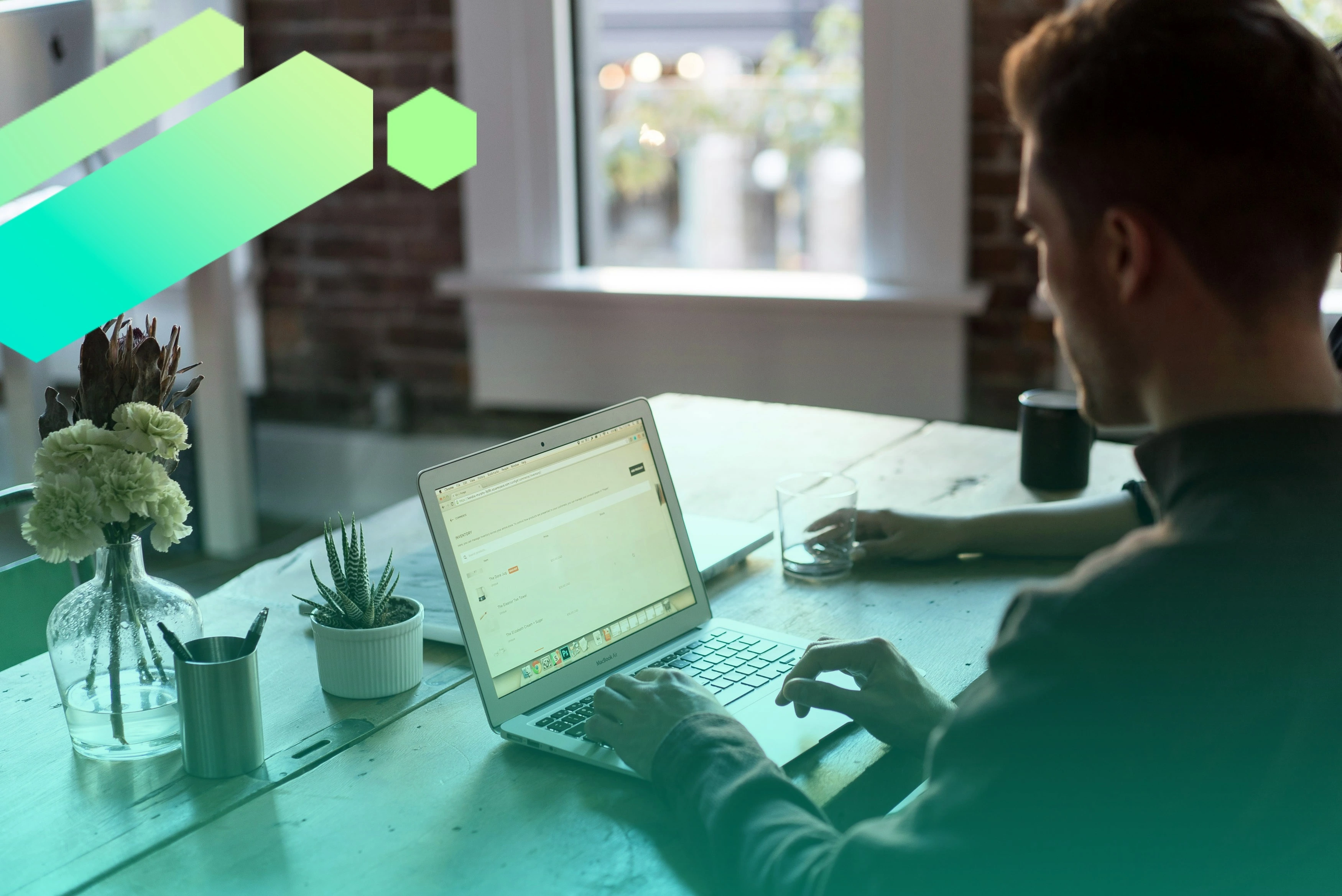 Product Owner travaillant sur la gestion et la vision d’un produit digital en méthode agile