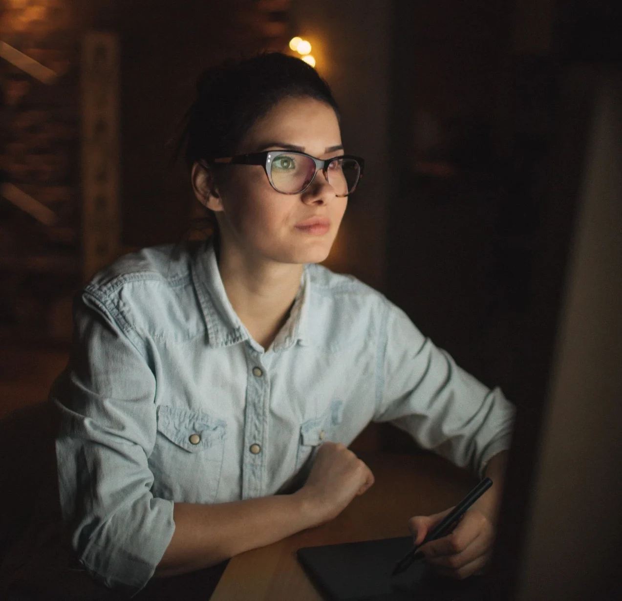 Étudiant analysant les coûts et la consommation d’une infrastructure Cloud